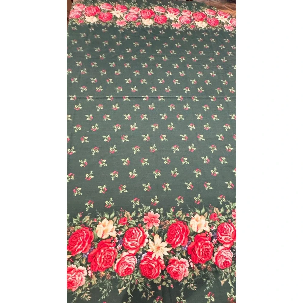Vintage Christmas Oval Tablecloth Green Red‎ Roses Holly Floral 69x51.5 Holiday